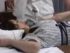 【マッサージ】整体師のチンポ露出マッサージに興奮して淫乱へと変貌する奥さん、不倫な性交
