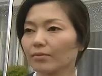 喪服姿のまま抱かれる未亡人。思いを寄せていた男にマンコを貫かれて激逝き