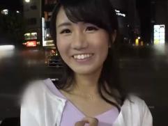 ＜素人ナンパ＞街角でお声掛けされた21歳のお姉さん。もうすでにカーセックスの経験有り。初対面チンポで寝取れ激イキ顔射