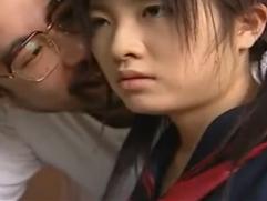 【ヘンリー塚本】再婚した熟女妻の連れ子を狙う義父。そのマラをマンコへねじ込み挿入、鬼畜な性交