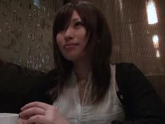 ＞25歳で新婚の綺麗な専業主婦、内気な性格ながらも興味本位でAV出演。経験人数は旦那を含め2人。今宵は激イキ絶頂イキ