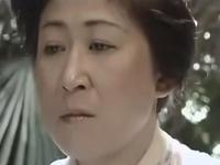 《ヘンリー塚本》寝たきりの妻を抱く旦那様。それを覗いて興奮する家政婦。そして旦那様に自分もハメられる事に。「旦那さま～」
