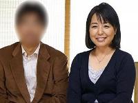 御主人が見ている前で若い男と初撮り。大胆な巨乳の五十路妻