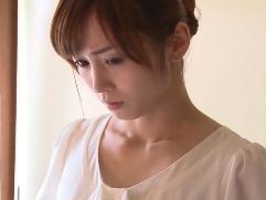 股を開いた淫らな姿。その写真を見せつけられて力尽くで犯される美人妻。そして始まるオナニーを強要されての寝取られレイプ