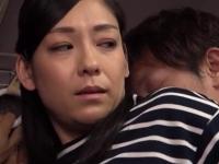 ＞バス内での痴漢行為に戸惑いながらも感じてしまう人妻。エスカレートしていくエロ行為に我慢も限界。マンコを貫かれて激逝き