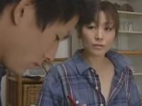 【ヘンリー塚本】泥酔して寝ている熟女姉を犯す弟。そして次の日。「夕べ私、眠ったふりしてたの分からなかった？」「凄く、気持ち良かったわ」