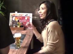 ＜居酒屋ナンパ＞相席した美人で巨乳の奥さん。トイレで襲って乳首を露わにすると好感触。ディープキスでお持ち帰り確定
