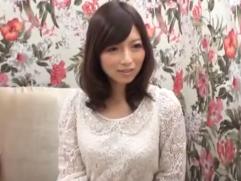 【人妻ナンパ】清楚でセレブな三十路前の若妻さんですが謝礼に釣られ寝取られます。しかもゴムを途中で切られての中出し絶頂イキ