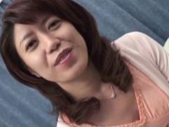 ＞色気漂う奥さんの赤ちゃんプレイ。その後には若い男達と3P激イキ乱交ファック