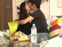 【熟女ナンパ】お持ち帰りされた五十路の主婦が口説かれキス堕ちしちゃいます。全裸にされイカされての生ハメ中出し膣内射精