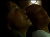 〖浅井舞香〗映画館で熟女がマラを握ってマンコ触らしての淫乱行為。その後にはまぐわい、痴女モードがさくれつしての性交