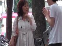 〖熟女ナンパ〗読者モデルとしてお声掛けされた、なかなか高齢の奥様。ハメられます。若い初対面チンポで善がり狂います