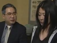 これから妻が寝取られることに嫉妬しながらも大興奮の亭主。妻のマンコはすでにヌレヌレ状態。覗かれながら他人棒で貫かれて激逝き