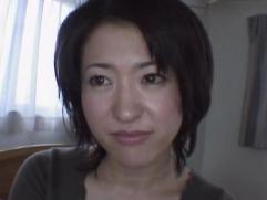 ＞ごく普通の奥さんに「わかってます？これアダルトビデオですよ？」でもドスケベ確定「入れて欲しい～」
