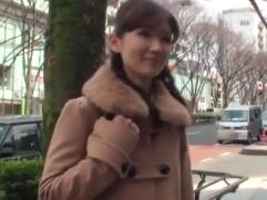＞コミュニティーサイトで知り合った専業主婦で26歳の奥様、まだ結婚歴半年の新婚さん。今宵は初対面チンポで激イキ発情SEX