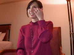＞「前回のセックスが良くてすぐに会いたいと思いました」と奥さん。全裸での公開オナニーから始まり激イキ淫乱中出しSEX