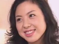 男のローター責めと指ズボ、手マンで貧乳の美熟女が激逝き
