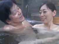 五十路を過ぎてもラブラブの熟年夫婦。激しく抱き合っての夫婦の営み中出し、だいしゅきホールド