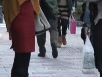 〖人妻ナンパ〗服の上からでも胸のふくらみがエッチな奥さんをゲット。乳首を露わにしてもらうとやはり凄いんです爆乳です。中出し