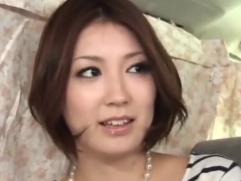 ＞とても綺麗な奥さんが恥じらいながら答えるアンケートが超エッチ、オナニーもしてるんだそう。乳首とマンコを露わに超敏感