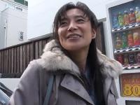 自ら応募してきた五十路の奥様。喘ぎ悶え乱れまくります。初対面チンポで激逝き、中出しファック
