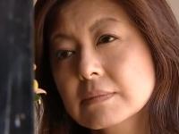 【ヘンリー塚本】亭主に先立たれてしまった好き者の熟女、未亡人。「あ～オマンコやりたい～」バイブでオナニー三昧、妄想ファック