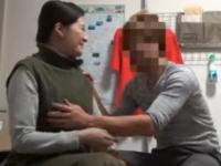 〖おばさんレンタル〗オッパイを揉まれて照れる五十路の熟女妻。若い男に全裸にされて始まるまぐわい