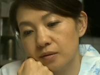 《大沢萌》拒みながらも義兄のチンポで寝取られてしまう熟女妻。着衣のままの激逝きファック。《ヘンリー塚本》