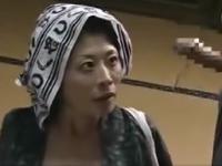 《ヘンリー塚本》息子が露出した勃起チンポに熟母が欲情。近親相姦、昼間からの発情ファック。