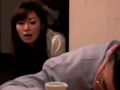 泥酔して眠っている夫を眺めながら夫の上司にハメられ善がる不貞妻。ただれた淫行、不倫、中出しファック