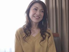 ＜熟女ナンパ＞とても綺麗な45歳の奥様。下着チェックから乳首とマンコを露わに感じてハメ撮りへと。しかも中出し絶頂イキ