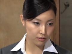 商品購入の得点としてパンフレットの上にコンドームをのせ、お客に見せるセールスレディー。そして始まる淫乱、枕営業