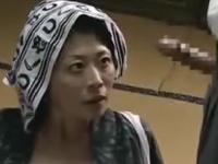 《ヘンリー塚本》露出した息子の勃起チンポに熟母が発情。フェラって股を開いて母子相姦、発情ファック。