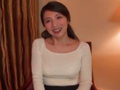 ＞以前の体験が忘れられなく新たに連絡したという奥さん。今宵は見られながらのオナニーから始まっての激イキ淫乱セックス