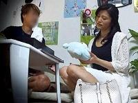 〖熟女ナンパ〗口説かれて寝取られるちょっと貧乳の奥さん。「旦那より気持ちイイわよ」喘いでイカされての中出しファック