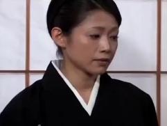 ＜友田真希＞悲しいふりをして亡き夫の葬式の日に他人棒で善がり乱れる未亡人。喪服姿のままの激イキ淫乱ファック
