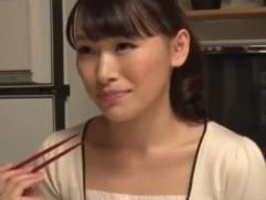 最愛の息子に夜這いされ犯されてしまう美人母。それでも喘ぎ乱れる禁断の性交、近親相姦「お口に出すのよ～」