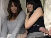 ＜母娘ナンパ＞露出された生の勃起チンポに熟母がガン見で娘は恥じらい大興奮。そして始まる乱交3P、中出し親子丼