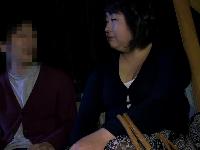 【人妻逆ナンパ】豊満熟女が若い男にお声掛け。彼女に振られたらしいです。「何か気持ちイイ事しましょうか？」 野外での濃厚フェラ抜き口内射精。