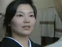 喪服姿のまま亡き夫の知人に抱かれてしまう美乳の未亡人。善がり狂っての淫行、寝取られ激逝きファック