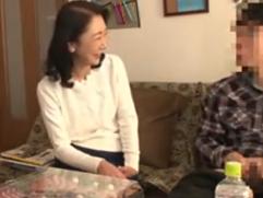 【熟女ナンパ】罰ゲームで勃起チンポを見せたがる男に照れながらも嬉しそうな五十路妻。そして始まる中出し不倫