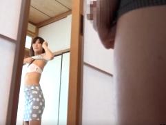 【神波多一花】着替えを覗いてセンズリをしていた息子の友達に痴女母が暴走。パンツを剥ぎ取り勃起チンポを取り出し淫乱行為
