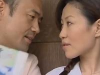朝から口説く男に、その気になる人妻。淫乱モードが炸裂、その場で激逝き青姦ファック