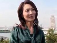 《艶堂しほり》清楚な雰囲気のセレブ妻が初対面チンポで激逝き、乱れまくりの発情ファック。 《人妻ナンパ》