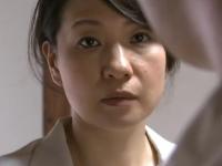 郵便局員と昼間から熟女が不倫ファック。それをしった義理の息子。「今ここで一発ハメさせてくれたら何も無かった事にしてやるよ」母子相姦