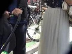 【マジックミラー号】お声掛けされた若夫婦の奥さんが寝取られちゃいます。しかも生ハメ激イキ「あ～気持ちイイ～」