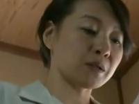 《ヘンリー塚本》勃起チンポを露出して父親の後妻を犯してしまう義理の息子。力尽くでの強制レイプ