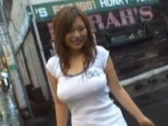 野外で大勢の男達に囲まれた巨乳の美魔女が大量ぶっかけ顔謝。しかも汚れた顔のまま散歩に出没、恥ずかし過ぎる神企画