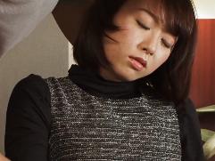 ＞乳首とマンコを露わに勃起した他人棒を喉奥まで咥える奥さん。喘ぎ悶えての激イキ淫乱、発情ファック