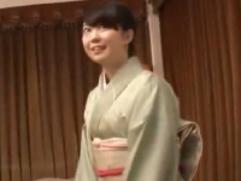 「この人を気持ち良くしてあげてください」と言われ、緊張気味な着物姿の美人妻が初対面の男と始める濃厚ハメ撮りセックス